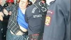 VIDEO Bucuresteanul de 350 de kilograme, eliberat de pompieri din propria casa