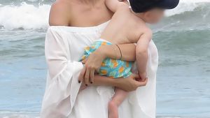 L-au scos la plajă la doar 8 luni. Acestea sunt primele imagini cu fiul fotbalistului! E un blonduţ adorabil…