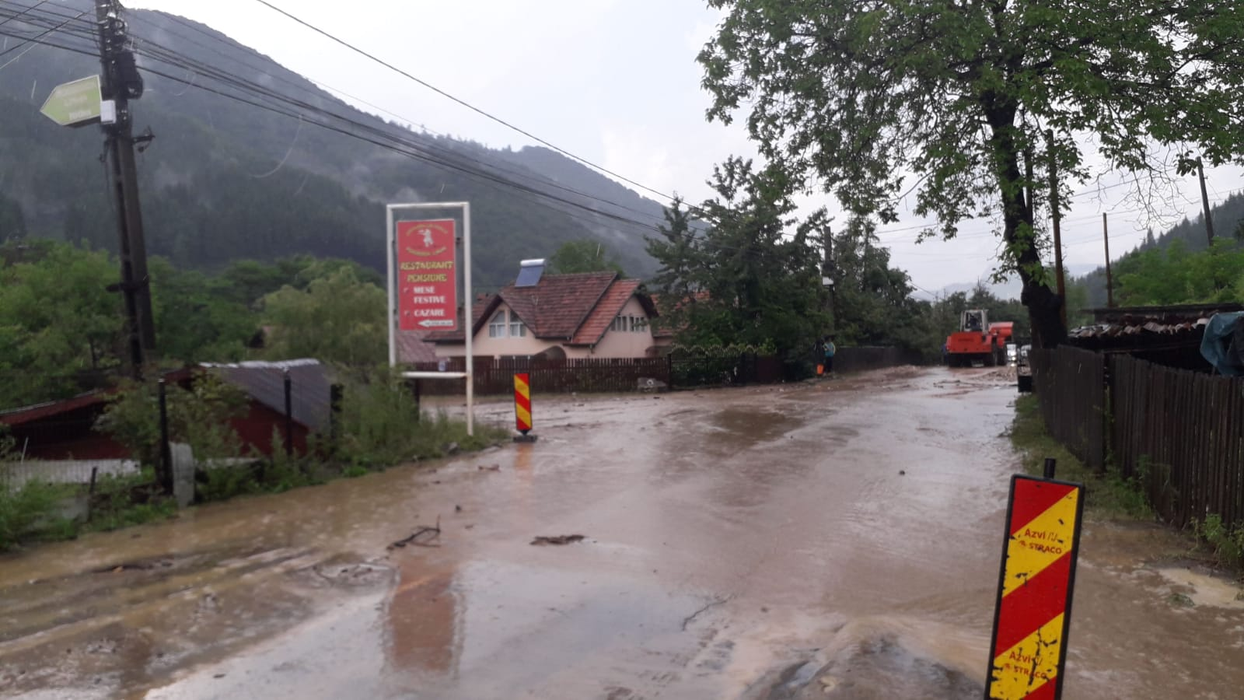 În Argeș a plouat cu găleata, iar apele au ieșit din matcă
