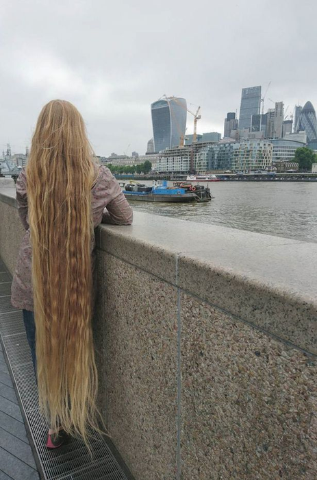Are părul atât de lung, încât poate să îl poarte ca pe o rochie! Cum arată femeia care a ajuns să fie supranumită „Rapunzel”