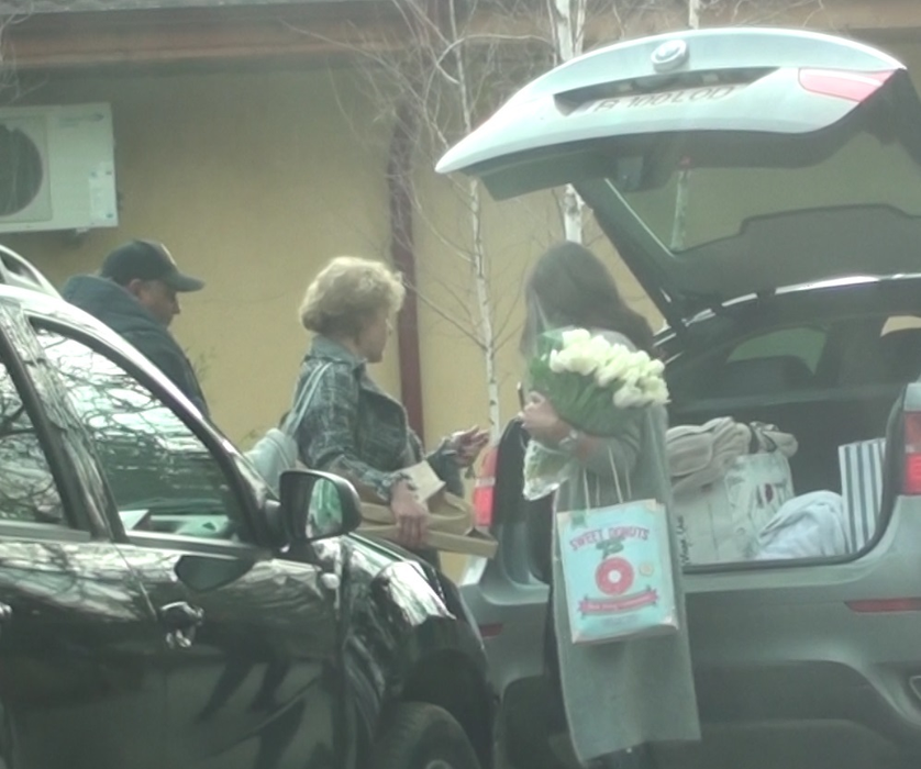 Luminiţa a ieşit dintr-un restaurant cu un buchet de flori în mână.