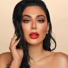 O celebră influenceriță a dat cărțile pe față! Ani de zile și-a modificat fotografiile. Cum arată în realitate