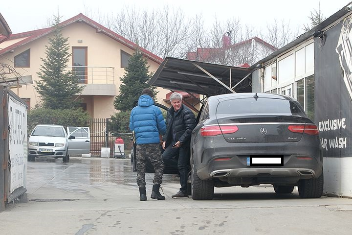 Dan Bittman discută cu băiatul de la spălătorie
