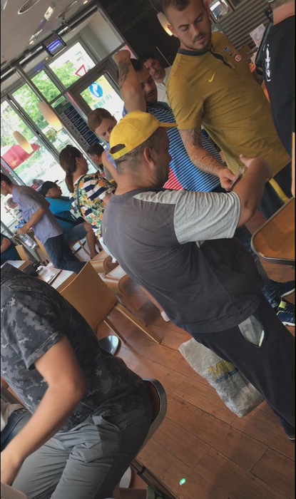Alibec îi întinde, mărinimos, o bancnotă cerşetorului