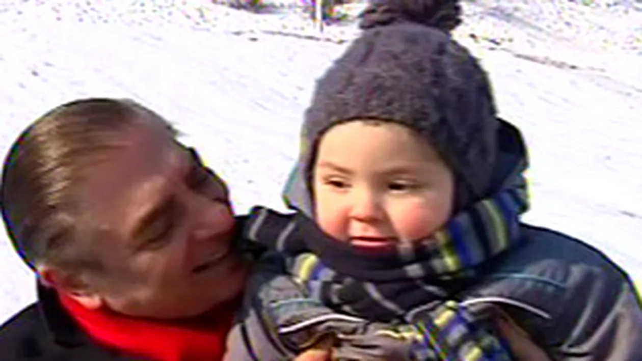 VIDEO Primul sanius regal! Printul Paul si printesa Lia s-au dat pe derdelus impreuna cu fiul lor!