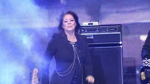S-A FACUT DE RAS! Sandra a cazut pe scena in timpul concertului de 1 Decembrie de la Suceava