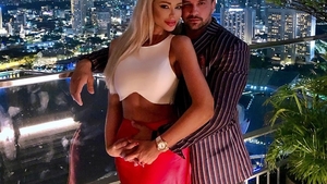 Bianca Drăgușanu, poză HOT în celebra piscină din Singapore. În ce poziție au fost surprinși blonda și iubitul ei