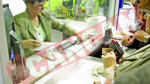 Romanii dau navala sa isi retraga banii din banci