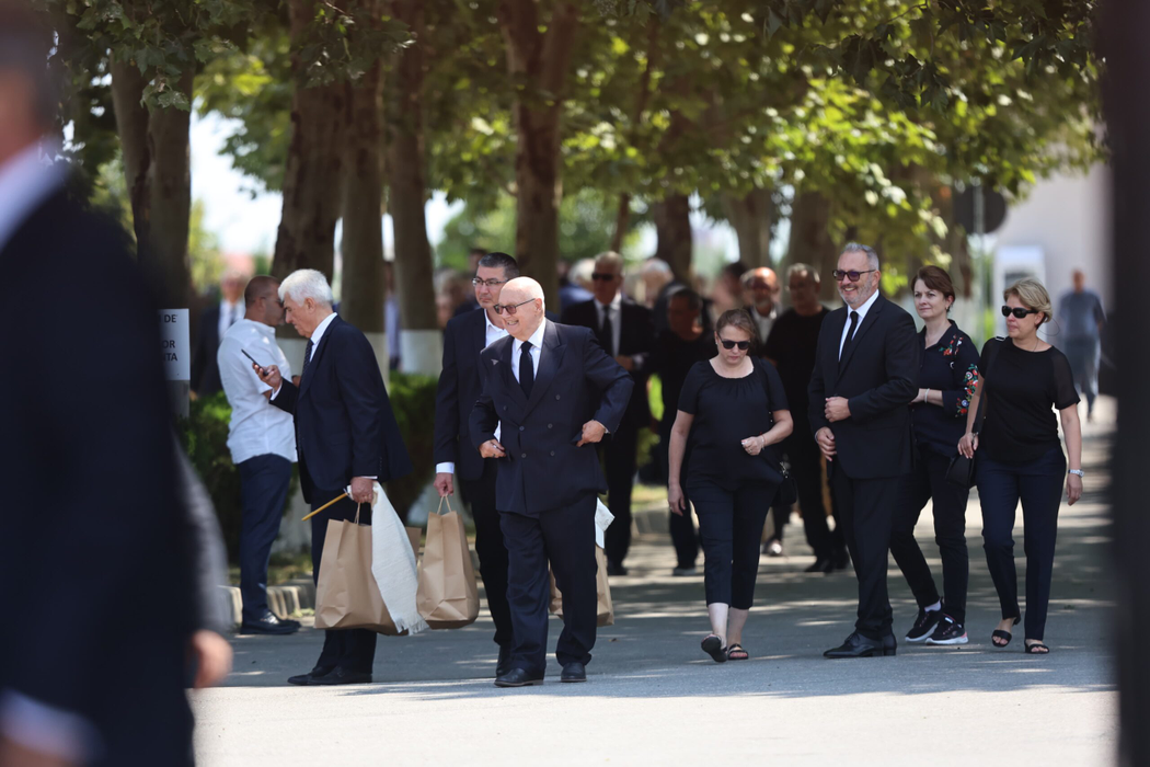 S-a dat pachet, dar cu ”frână”. Ce s-a împărțit la înmormântarea lui Ion Iliescu?