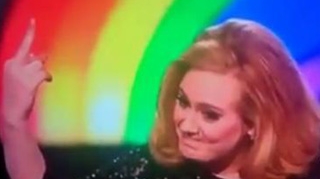 Comportament de mahalagioaica! Adele le-a aratat degetul mijlociu organizatorilor de la BRIT Awards! Vezi ce a scos-o din minti pe artista!