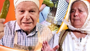 Imagini demențiale cu Aurel Tămaș & bunicuța-virală de pe YouTube. S-au filmat în timp ce…