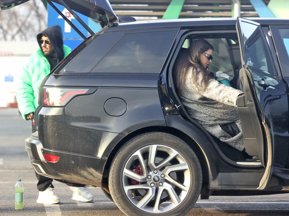 Antonia și Alex Velea au fost așteptați de copii la aeroport (SURSA FOTO: CANCAN.RO)