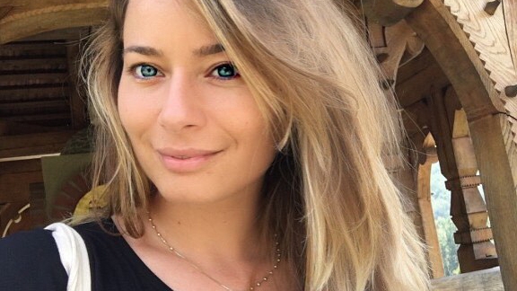 Pe LAURA COSOI o cunoaşte toată lumea, însă nimeni nu s-ar fi gândit că sora ei arată aşa! Asemănarea e incredibilă