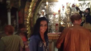 S-a incarcat cu energie spirituala dar tara Sfanta nu i-a schimbat deloc preferintele vestimentare excentrice!