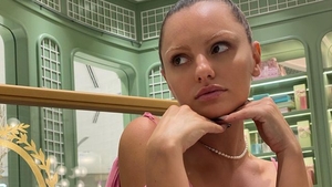 Alexandra Stan, ipostaze provocatoare în vacanţa din Mexic! Artista a renunţat la sutien