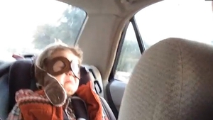 Reactia neasteptata a unui baietel cand aude un cantec trist! Pustiul este adorabil VIDEO