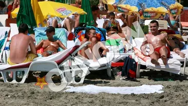 Fierbinte, topless, pe sezlong! Imagini de colectie cu Andreea Antonescu, libera la mare, cu sanii direct sub soare!