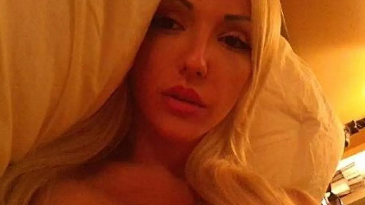 Alternativa pentru Viagra! Alexandra Harra arata ca e naturala din cap pana-n picioare. Vezi cat de sexy a pozat in bazin!