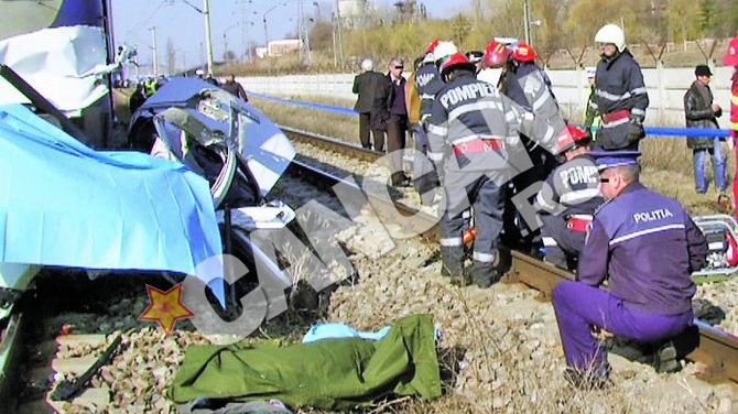 Ciocnire infioratoare la Iasi, intre o masina si un tren. Trei morti intr-o secunda