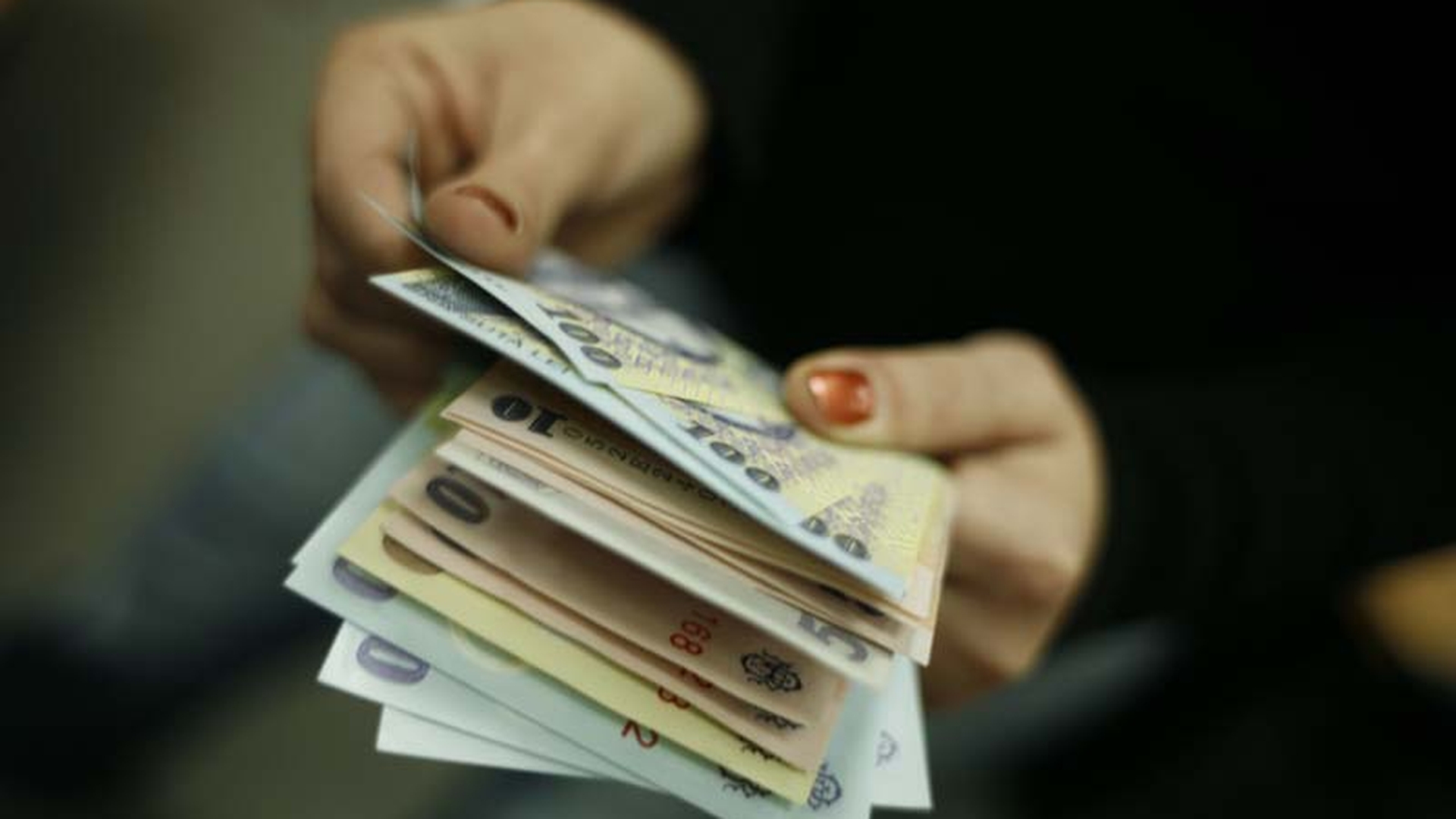 Vești bune pentru români! Sute de mii de români ar putea avea salarii duble faţă de restul angajaţilor