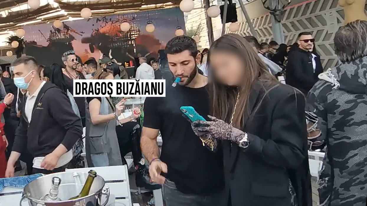 Dragoș Buzăianu, la LOFT, cu trabucul în gură. Noua lui iubită își verifică telefonul