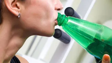 Caz incredibil în Vaslui! Două eleve de 15 ani au ajuns în comă alcoolică la spital! Tinerele au chiulit şi au băut bere şi vin