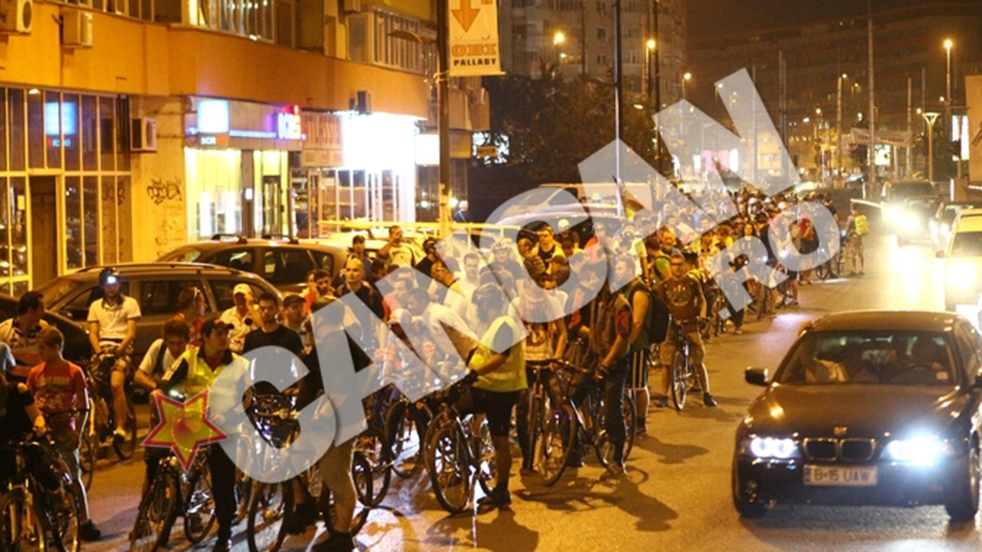 Bucurestiul, asa cum il vezi doar o data pe luna! Imagini spectaculoase cu biciclistii de la "Masa Critica" care au iesit la o plimbare nocturna
