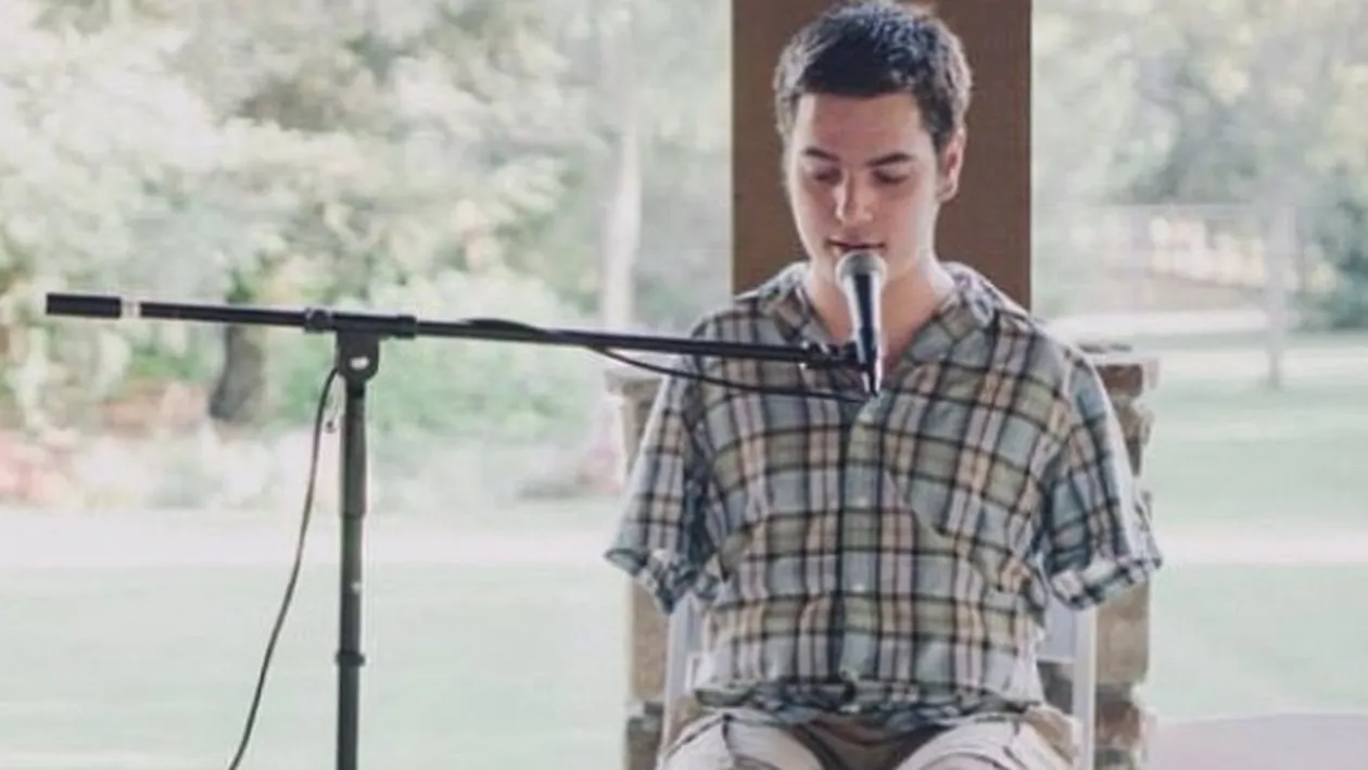 Imaginea asta va stoarce lacrimile a milioane de oameni! Ce a putut sa faca un un roman fara maini cu bebelusul lui!