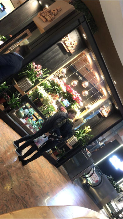 Iuliana și Dragoș au mâncat la un restaurant din mall, apoi s-au oprit la o florărie