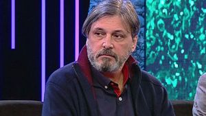 Prima reacţie a lui CORNEL GALEŞ după ce a fost fotografiat alături de o femeie la aproape trei luni de la moartea ILENEI CIUCULETE