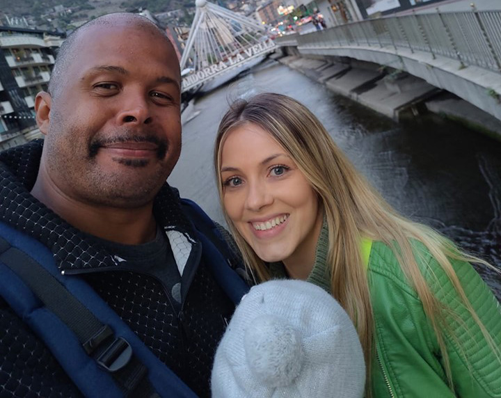 Cabral și Andreea Ibacka au fost jefuiți în vacanță. Prezentatorul l-a bătut pe unul dintre hoți