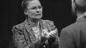 Momente emoționante la căpătâiul actriței Ilinca Tomoroveanu. Aplauze în fața Teatrului Național
