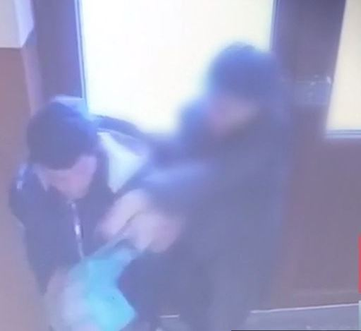 Ireal! O bătrână de 78 de ani s-a luptat cu tâlharul care a jefuit-o în scara blocului. Cum s-a încheiat totul