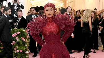 Cardi B a făcut senzație la Met Gala cu o rochie decorată cu 30.000 de pene de păun! Cântăreața și-a făcut liposcuție ca să încapă în ea