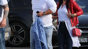 Au trecut înainte pe la stilist! Nuţu Cămătaru & Brazilianca, aranjaţi ţuţ pe litoral: sneakerşi Isabel Marant, Moschino şi sacou fin, uşor cam lung însă la mâneci!