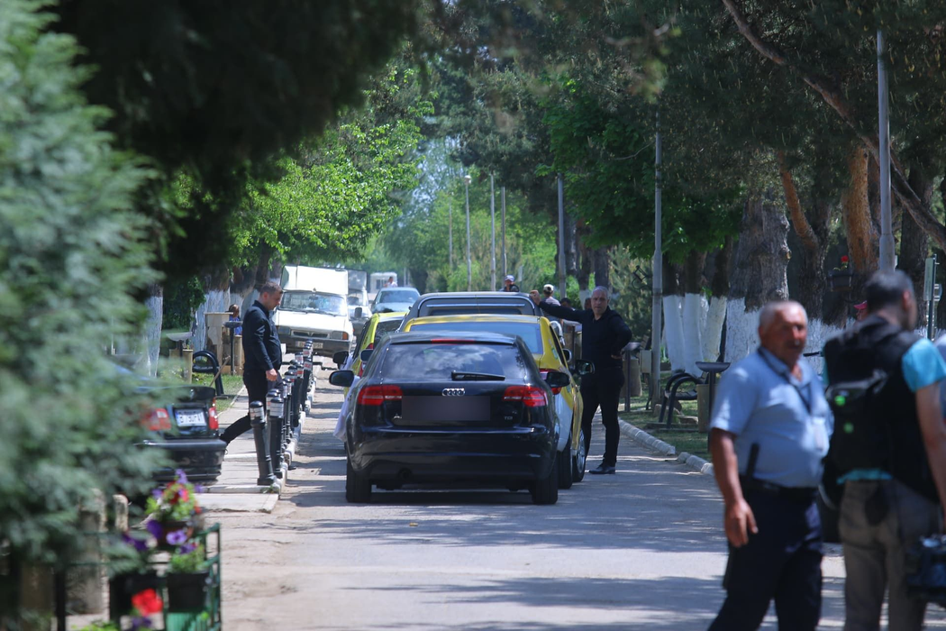 Primele imagini de la înmormântarea băiatului lui Nelu Ploieșteanu! Mihăiță, condus pe ultimul drum de familia îndurerată