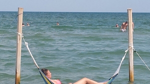 Relaxare totală in valurile mării! N-o să-ti vina sa crezi ce au mai inventat turistii, pentru a se simti bine pe litoral