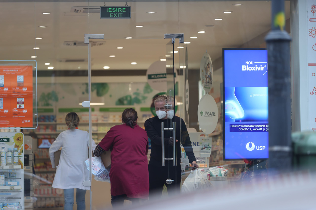 Laurențiu Reghecampf ține ușa unor angajate ale farmaciei/ Sursă foto: CANCAN.RO