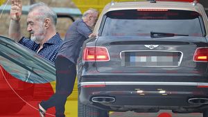 Cum a înfruntat Gigi Becali canicula în fața catedralei din Pipera. Șlapi în picioare, Rolls Royce Ghost în parcare!