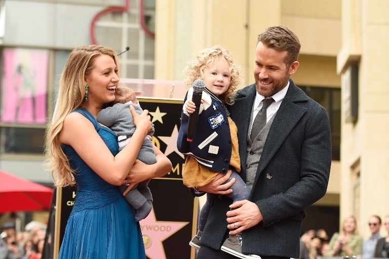 Aceştia sunt cei mai frumoşi părinţi celebri! Actorii BLAKE LIVELY şi RYAN REYNOLDS, apariţie în premieră alături de fiicele lor