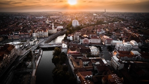 Fenomenul din Piața Unirii din Oradea i-a făcut pe localnici și turiști să se îngrămădească la poze! Se întâmplă doar 10 zile pe an