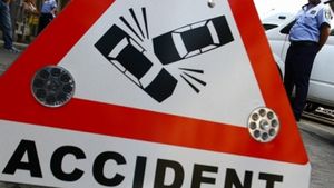 Accident pe DN1 - două maşini s-au ciocnit şi două persoane au rămas încarcerate