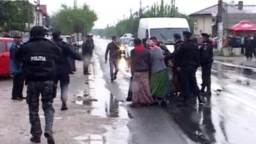 VIDEO Scandalul care a blocat o autostradă! Două familii de romi s-au bătut cu furci şi coase
