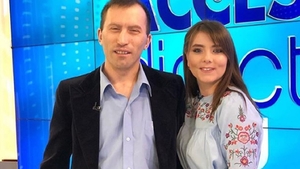 Ieri nimeni nu o știa, acum e vedetă la Acces Direct, pe canapea! Cum arăta Vulpița la prima apariție pe sticlă și care e numele ei real