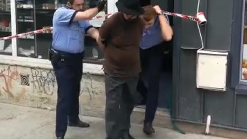 VIDEO. Tâlhărie dejucată la un magazin de bijuterii din Capitală. Hoțul, de 73 de ani, a atacat cu un aparat cu electroșocuri