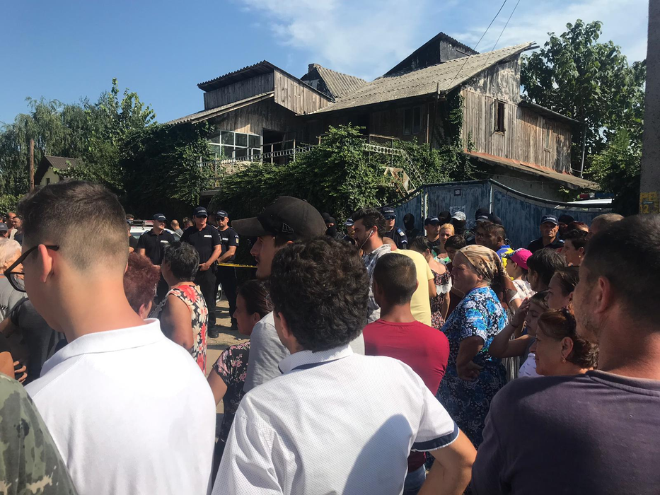 A fost chemată ambulanța în fața casei lui Gheorghe Dincă. Mama și bunicul Luizei au leșinat