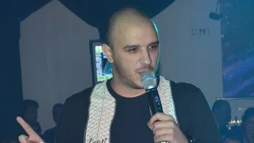 Ghici ce fantezii are artistul? Intra aici sa-l vezi pe Guess Who cu capul intre picioare!