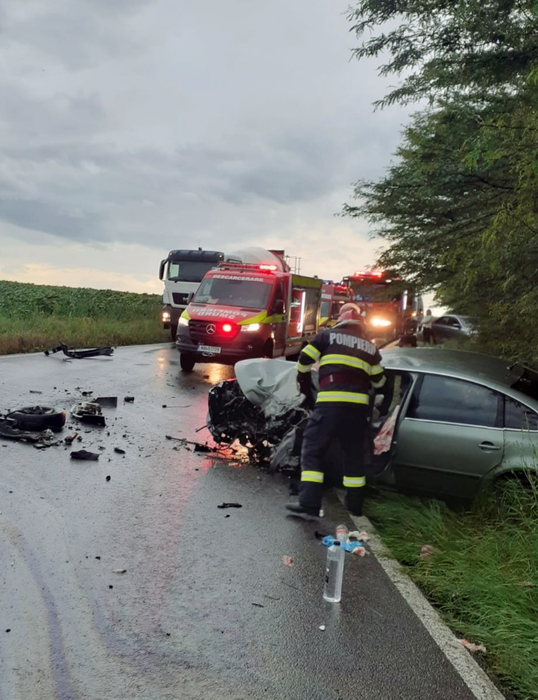 Accident violent în Teleorman. 3 oameni au fost răniți după ce un autoturism s-a izbit de un camion