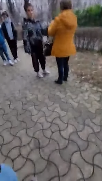 Șocant! O profesoară din Constanța le-a tăiat elevelor unghiile cu forța. Fetele au fost rănite până la sânge