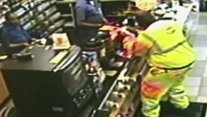 Incredibil! Reacţia unui bărbat care a câştigat milioane la loto a fost surprinsă de camerele de filmat! Uite-l cum se bucură!